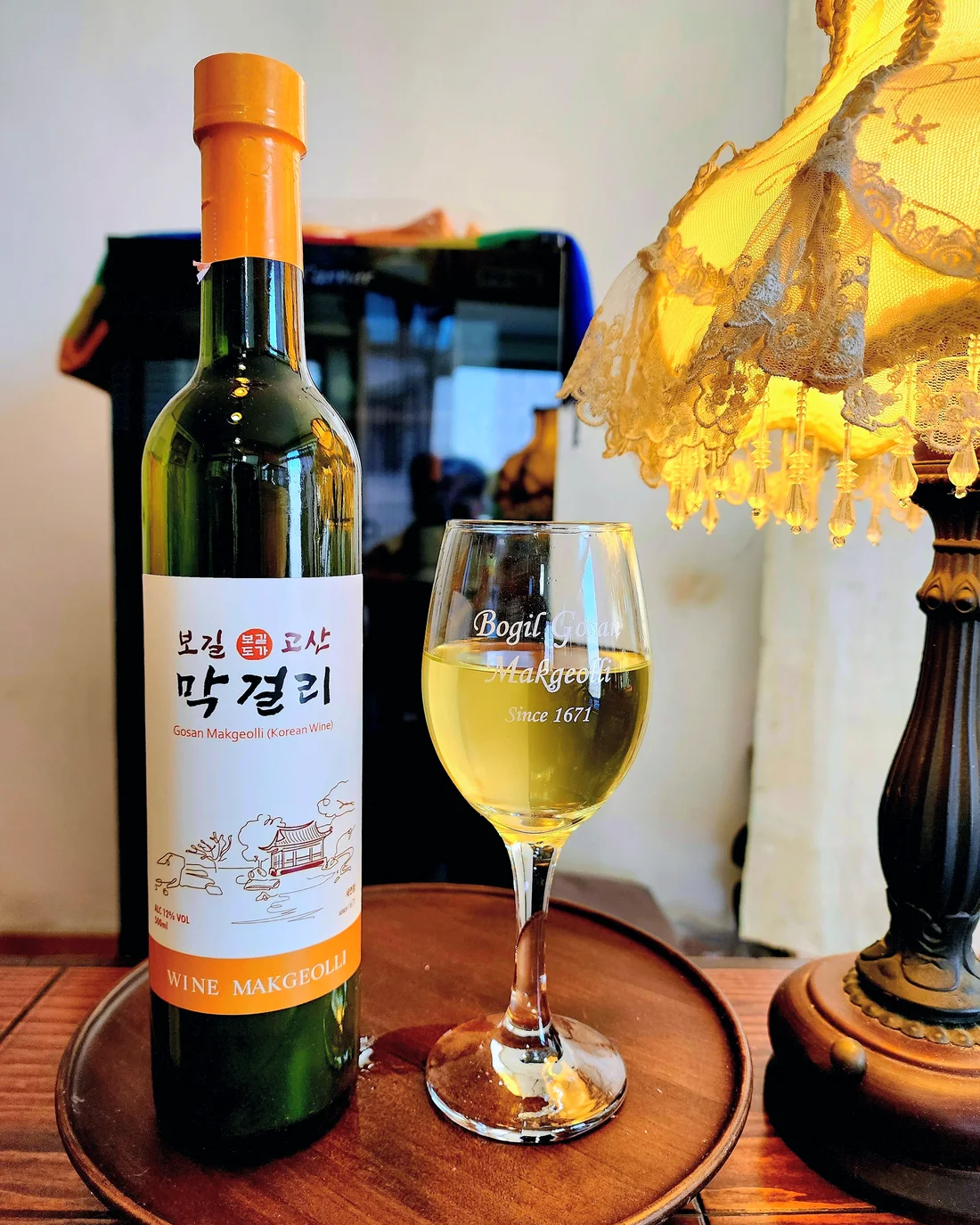 와인잔에 따른 보길고산막걸리, 옆에 놓인 병