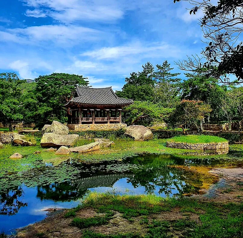 세연정 옆 연못과 정자 풍경